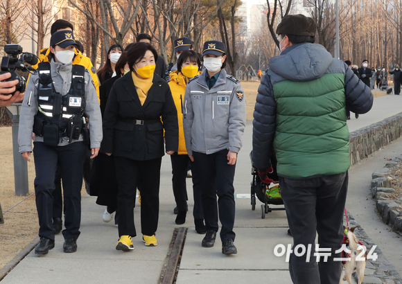 심상정 정의당 대선 후보가 27일 서울 마포구 연남파출소를 방문해 여성경찰관과 함께 도보순찰을 하던 중 시민들과 인사하고 있다. [사진=국회사진취재단]