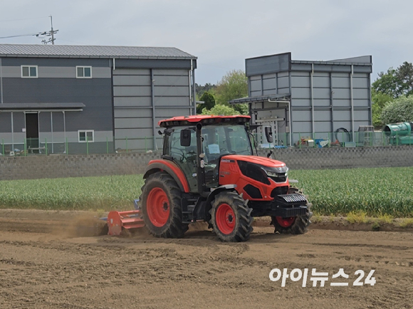 대동이 개발한 각종 농업용 로봇. 왼쪽 위부터 시계방으로 예초로봇), 방제로봇, 산업용로봇, 운반로봇. [사진=최란 기자]