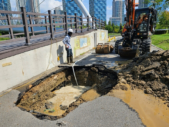 지난 16일 오전 인천 연수구 송도국제도시 센트럴파크 내 인도에서 땅꺼짐(싱크홀)이 발생했다. (사진=인천시설공단 제공) 2024.09.17. [사진=뉴시스]