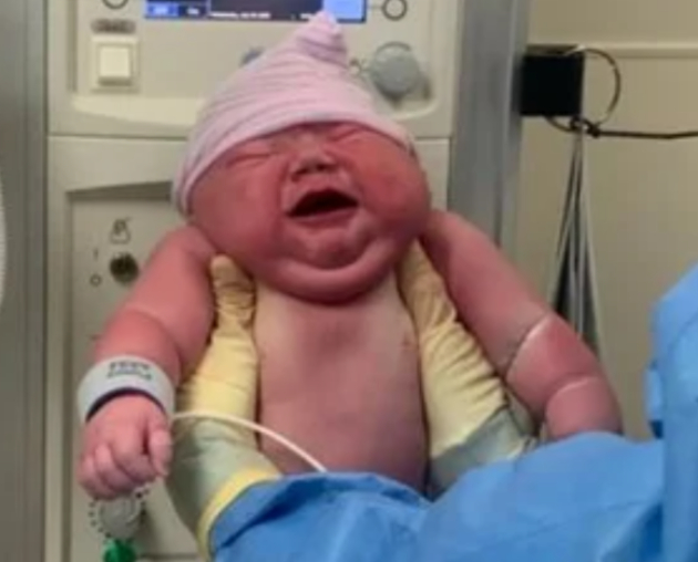 미국의 한 병원에서 체중 5.8㎏에 달하는 초우량아가 태어나 화제다. 사진은 해당 아기. [사진=틱톡 @TriStar]