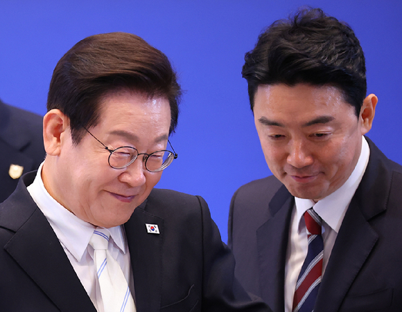 이재명 대통령이 11일 청와대 영빈관에서 취임 100일 기자회견을 마친 뒤 강훈식 비서실장과 함께 행사장을 나서고 있다. 2025.9.11 [사진=연합뉴스]