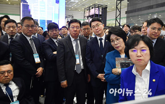 국회 과방위 최민희 위원장, 김현 여당 간사, 최형두 야당 간사, 류제명 과학기술정보통신부 2차관 등 참석자들이 22일 서울 강남구 코엑스에서 열린 2026 월드IT쇼에서 부스를 둘러보고 있다. [사진=곽영래 기자]