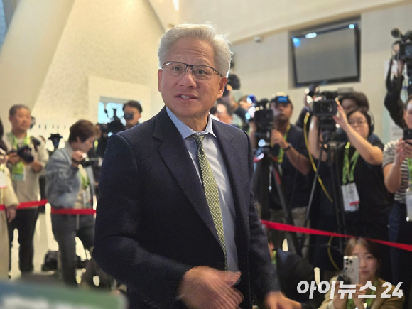 젠슨 황 엔비디아 최고경영자(CEO)가 지난달 31일 경북 경주 예술의전당 원화홀 로비에서 기자들과 질의응답을 하고 있다. [사진=최란 기자]