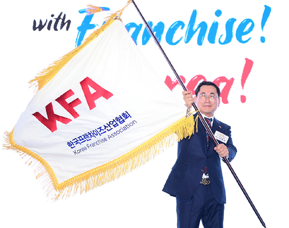 나명석 신임 한국프랜차이즈산업협회장(웰빙푸드 회장)이 19일 오후 서울 여의도 콘래드 서울 그랜드볼룸에서 열린 한국프랜차이즈산업협회 협회장 이&middot;취임식 및 비전 선포식에서 취임사를 하고 있다. [사진=정소희 기자]