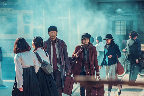 배우 조한철과 한소희가 넷플릭스 시리즈 '경성크리처'에서 연기 호흡을 맞추고 있다. [사진=넷플릭스]