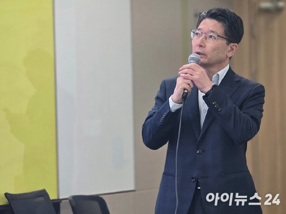 19일 오전 서울 중구 삼화타워에서 열린 SK텔레콤 개인정보 침해사고 관련 브리핑에서 김희섭 SK텔레콤 PR센터장이 발표하고 있다. [사진=안세준 기자]