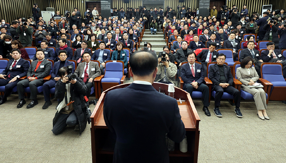 18일 오후 서울 여의도 국회에서 열린 국민의힘 국회의원·당협위원장 연석회의에서 참석자들이 윤재옥 국민의힘 당 대표 권한대행 겸 원내대표의 발언을 듣고 있다. [사진=뉴시스]