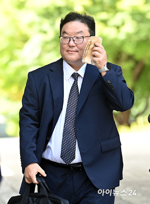 쿠팡 수사 외압 혐의를 받는 엄희준 광주고검 검사가 25일 서울 서초구 서울중앙지방법원에서 열린 직권남용권리행사방해 등 혐의 4차 공판에 출석하고 있다. [사진=곽영래 기자]