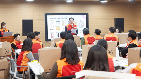 안재용 SK바이오사이언스 사장이 행복상자 캠페인 활동에 참가하는 임직원들에게 소감과 당부를 전하고 있다. [사진=SK바이오사이언스 제공]