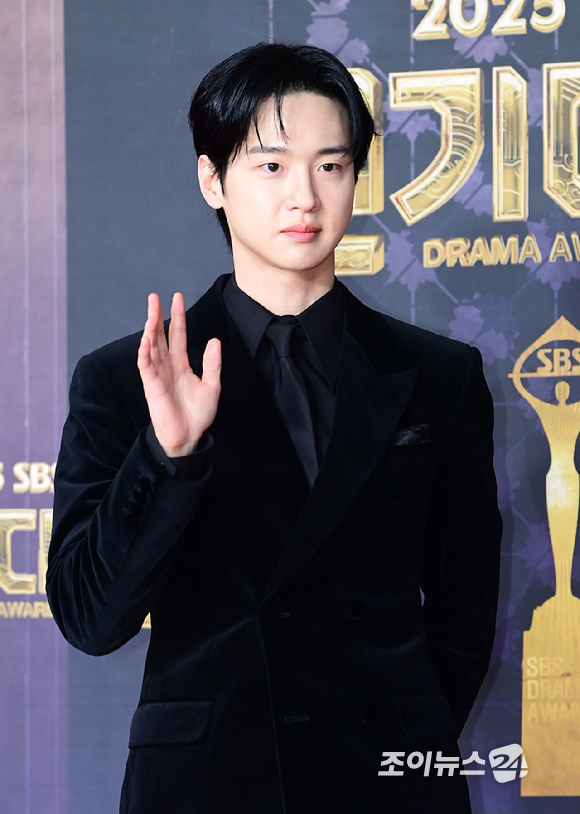 '사마귀' 배우 장동윤이 31일 오후 서울 마포구 상암동 SBS 프리즘타워에서 열린&nbsp;2025 SBS 연기대상&nbsp;레드카펫 행사에 참석하고 있다. [사진=정소희 기자]