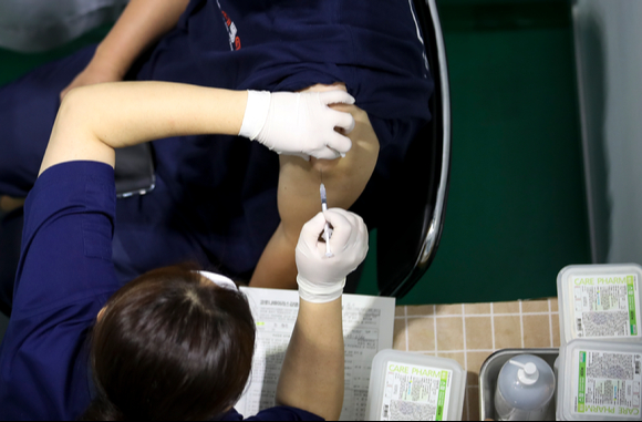 지난달 13일 오전 서울 서대문구 북아현문화체육센터에 마련된 코로나19 예방접종센터를 찾은 시민들이 백신 접종을 받고 있다.  [사진=뉴시스]