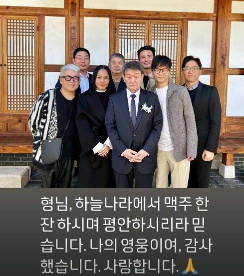 가수 이적이 생전 故 김민기와 함께 찍은 사진으로 고인을 애도했다. [사진=이적 SNS]
