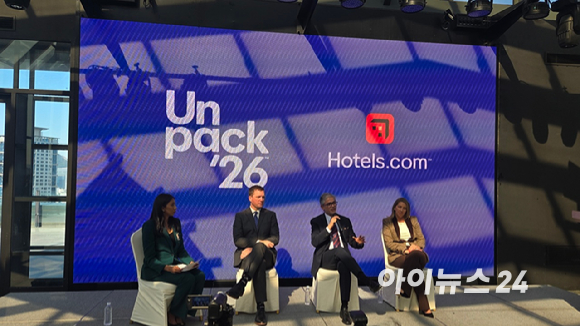 28일 서울 풀만 앰배서더 호텔에서 열린 호텔스닷컴 기자간담회에서 라비니아 라자람 익스피디아 그룹 글로벌 커뮤니케이션 및 아시아 지역 PR 디렉터가 내년 여행 트렌드에 대해 발표하고 있다. [사진=진광찬 기자]