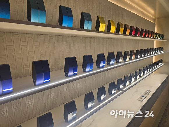 닐 메일링(Neil Mayling) JLR 글로벌 비스포크 담당자가 2일 서울 강남구 천일오토모빌 랜드로버 강남전시장에서 '레인지로버 SV 블랙'과 SV 비스포크 스튜디오에 대해 설명하고 있다. [사진=김종성 기자]