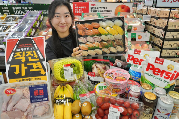 모델이 롯데마트 '직진가격' 캠페인 할인 품목을 소개하고 있다. [사진=롯데쇼핑]