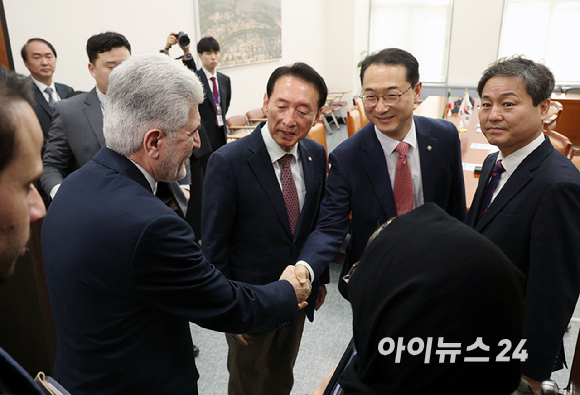 사이드 쿠제치 주한 이란 대사가 25일 오전 서울 여의도 국회에서 김석기 외교통일위원장과 김영배 외교통일위원회 여당 간사와 인사를 나누고 있다. [사진=정소희 기자]