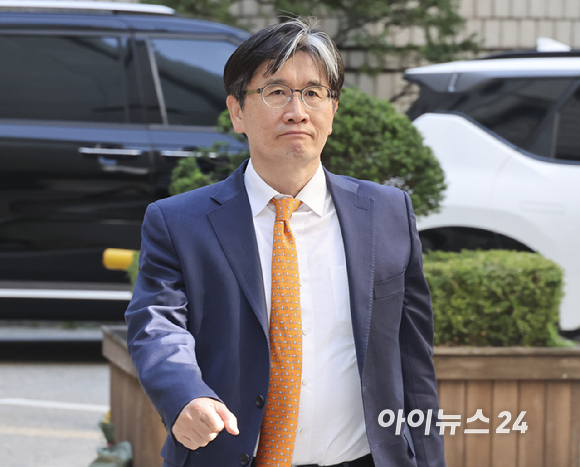 오동운 공수처장이 8일 오전 서울 서초구 서울중앙지법에서 열린 직무유기 혐의 1심 공판에 출석하고 있다. [사진=곽영래 기자]