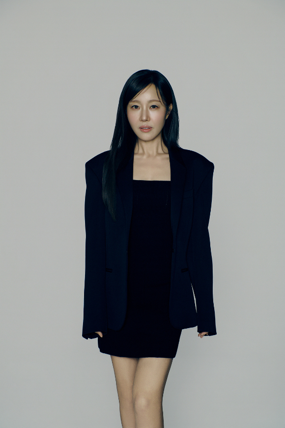엄지원이 인터뷰에 앞서 사진촬영을 하고 있다. [사진=ABM컴퍼니]