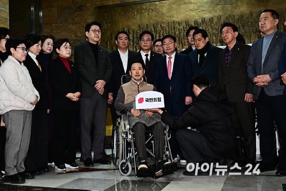 통일교&middot;공천헌금 '쌍특검'을 요구하며 8일째 단식을 진행 중인 장동혁 국민의힘 대표가 22일 서울 여의도 국회에서 단식을 중단하고 발언하고 있다. [사진=곽영래 기자]