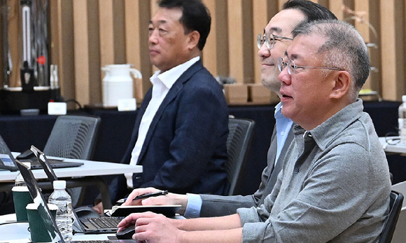 올해 상반기 정의선 현대차그룹 회장(오른쪽)이 바이브 코딩 교육을 듣는 모습. [사진=현대차그룹]