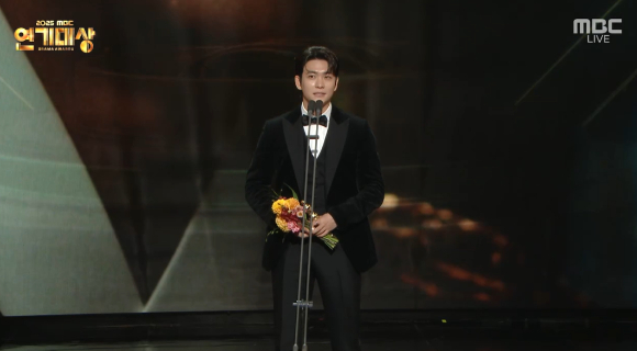 서강준이 30일 서울 상암 MBC신사옥 미디어센터에서 열린 '2025 MBC 연기대상'에서 수상소감을 이야기 하고있다. [사진=MBC 방송화면 캡처]