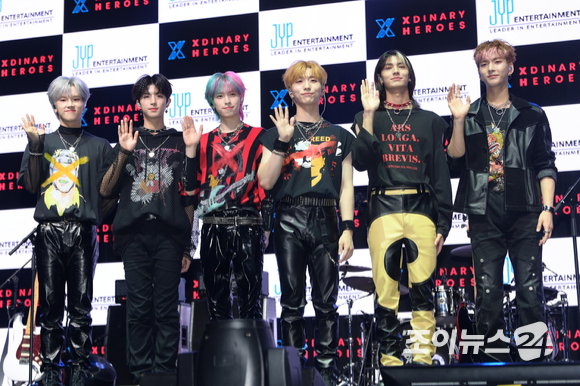 밴드 엑스디너리 히어로즈가 20일 오후 서울 용산구 한남동 블루스퀘어에서 진행된 첫 번째 미니 앨범 '헬로, 월드!(Hello, world!)' 발매 기념 쇼케이스에 참석해 포즈를 취하고 있다. [사진=정소희 기자]