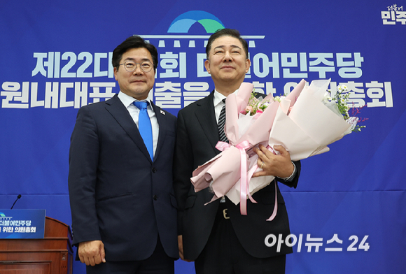 더불어민주당 원내대표로 당선된 김병기 의원이 13일 국회 의원총회 회의장에서 박찬대 원내대표와 기념촬영을 하고 있다. [사진=곽영래 기자]