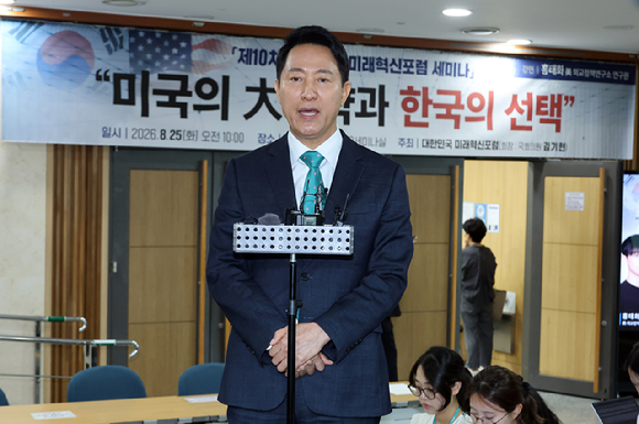 오세훈 서울시장이 25일 서울 여의도 국회 의원회관에서 열린 '제10차 대한민국 미래혁신포럼 세미나'에 참석한 직후 기자들의 질문에 답하고 있다. [사진=연합뉴스]