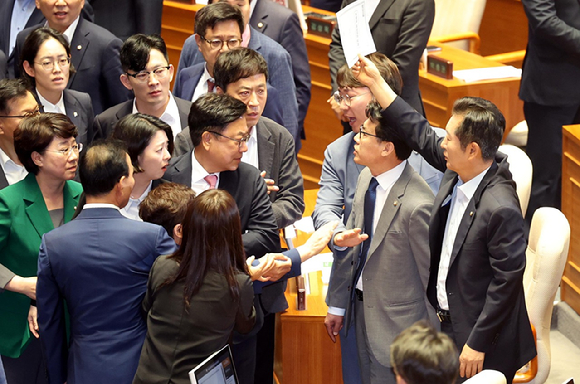 지난 4일 오후 서울 여의도 국회에서 열린 제415회 국회(임시회) 제5차 본회의에서 '채해병 특검법' 관련 필리버스터(무제한 토론) 중단 표결 중 진성준 더불어민주당 의원과 배현진 국민의힘 의원이 말다툼을 하고 있다. 2024.07.04. [사진=뉴시스]