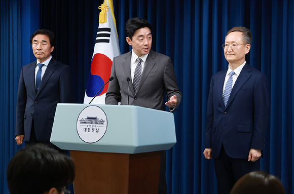 대통령실은 29일 이재명 대통령이 신임 민정수석비서관에 봉욱 김앤장 법률사무소 변호사를 임명했다고 강훈식 대통령비서실장의 브리핑을 통해 발표했다. 사진은 이날 인선 발표에 참석한 봉욱 민정수석. 2025.6.29 [사진=연합뉴스]