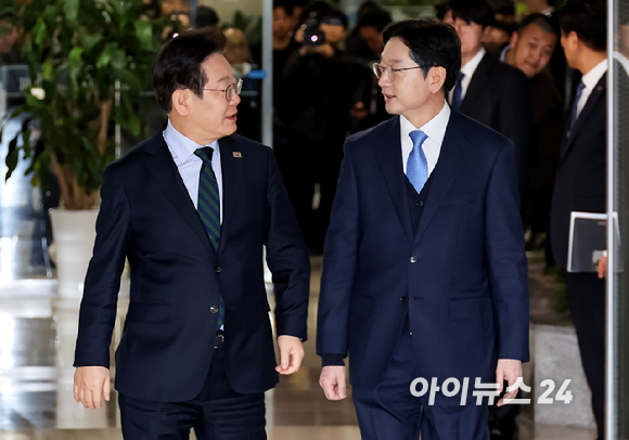 이재명 더불어민주당 대표와 김경수 전 경남도지사가 13일 서울 여의도 국회에서 회동하고 있다. [사진=정소희 기자]