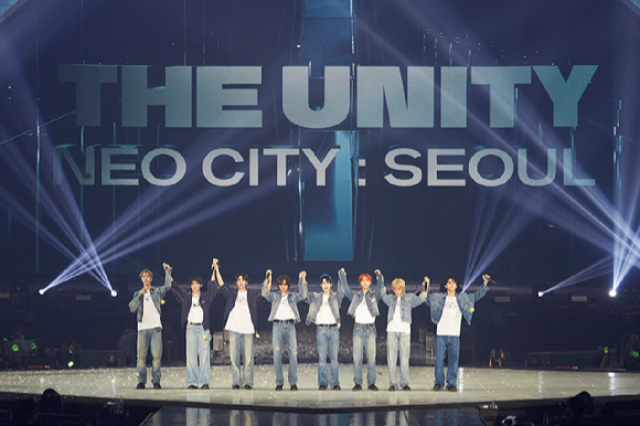 NCT 127이 서울 올림픽공원 KSPO DOME에서 'NEO CITY : SEOUL – THE UNITY'(네오 시티 : 서울 – 더 유니티) 무대에 올라 노래하고 있다. [사진=SM엔터테인먼트]