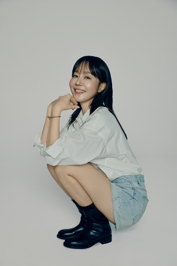 엄지원이 인터뷰에 앞서 사진촬영을 하고 있다. [사진=ABM컴퍼니]