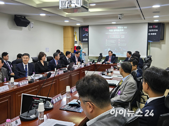정헌주 연세대학교 교수(가운데)가 20일 국회에서 진행된 '국방우주법 제정을 위한 국회 정책토론회'에서 발언하고 있다. [사진=최란 기자]