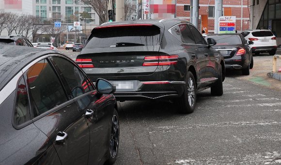 부산지역에서 가장 저렴한 해운대구 한 주유소에서 차량이 주유하기 위해 줄지어 서 있다. [사진=연합뉴스]