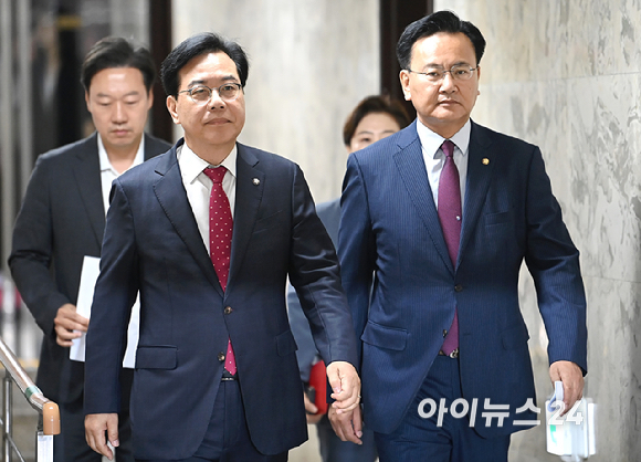 송언석 국민의힘 원내대표가 17일 오전 서울 여의도 국회에서 열린 원내대책회의에 참석하고 있다. [사진=곽영래 기자]