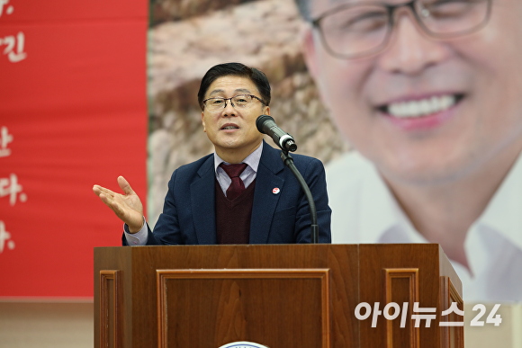  김정권 전 국회의원이 지난 10일 오후 경상남도 김해시 소재 김해가야대학교 대강당에서 열린 출판기념회에서 인사말을 하고 있다. [사진=임승제 기자] 