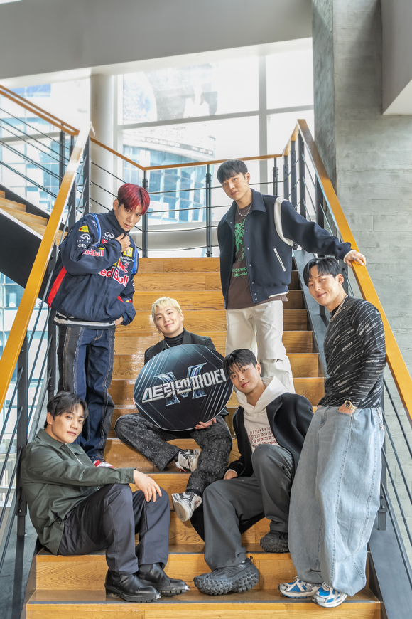 댄스 크루 원밀리언이 7일 서울 마포구 상암동 CJ ENM 사옥에서 진행된 인터뷰에서 포즈를 취하고 있다. [사진=Mnet]