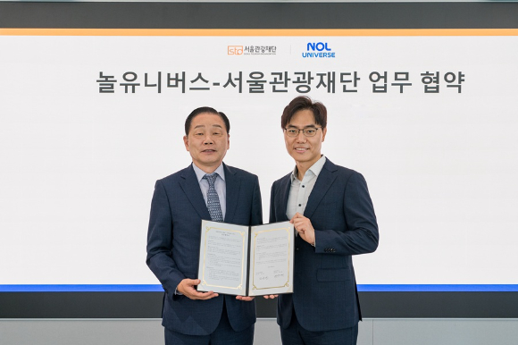 배보찬 놀유니버스 대표(오른쪽)와 길기연 서울관광재단 대표(왼쪽)가 지난 29일 텐엑스타워에서 열린 협약식에서 기념사진 촬영을 하고 있다. [사진=놀유니버스]