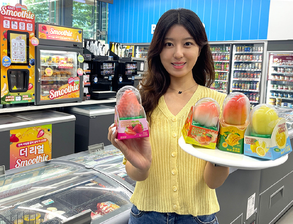 GS25에서 모델이 프로즌 소르베 상품을 소개하고 있다. [사진=GS25]