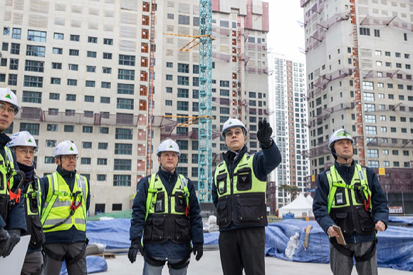 이한우 현대건설 대표이사가 힐스테이트 더웨이브시티에서 ‘동절기 대비 건설현장 안전점검 릴레이 캠페인’을 진행하며 현장 직원들과 함께 안전시설과 작업환경을 점검하고 있다. [사진=현대건설]