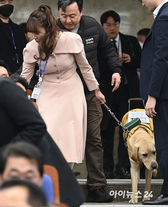 김예지 국민의힘 의원과 새 안내견 태백이가 27일 서울 여의도 국회에서 열린 의원총회에 참석하고 있다. [사진=곽영래 기자]