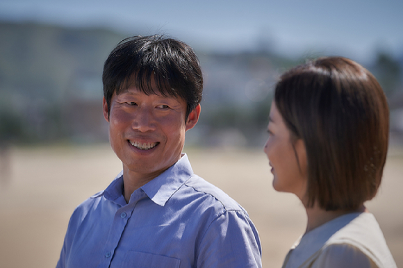 '달짝지근해 7510' 유해진과 김희선이 치오와 일영 역을 맡아 로맨스 연기 호흡을 펼치고 있다. [사진=㈜마인드마크]