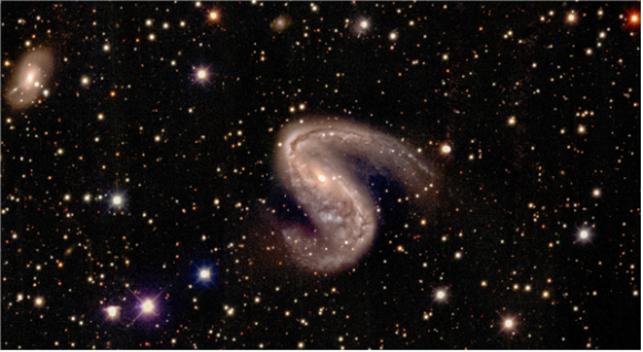 나선은하 NGC2442. KS4의 높은 해상도 덕분에 비대칭적으로 휘어진 나선팔 구조와 성간 기체 암흑대 분포의 모습을 확인할 수 있다. [사진=장서원/정만근(서울대]