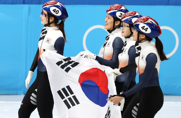 한국 쇼트트랙 여자대표팀 선수들이 13일 중국 베이징 캐피털 경기장에서 열린 2022 베이징동계올림픽 여자 3000m 결선에서 2위로 레이스를 마친 뒤 태극기를 들고 세리머니를 준비하고 있다. [사진=뉴시스]