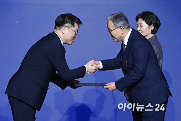 문신학 산업통상부 차관이 12일 서울 반포 JW메리어트호텔에서 열린 '제23회 자동차의 날' 기념행사에서 함상식 엠알인프라오토 대표이사에게 은탑산업훈장을 수여한 뒤 기념촬영을 하고 있다. [사진=곽영래 기자]
