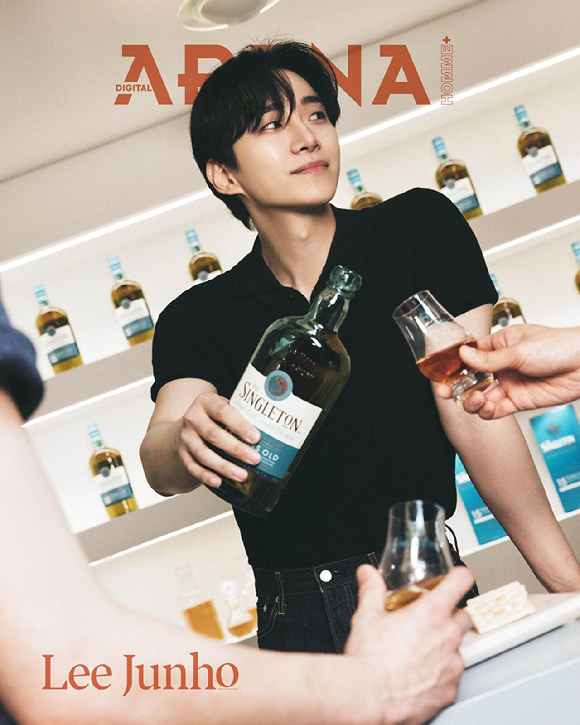 배우 이준호가 광고 화보 촬영에서 포즈를 취하고 있다. [사진=디아지오코리아]