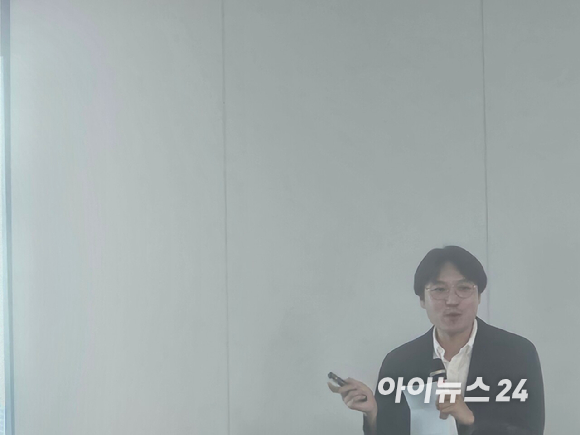 14일 삼성전기 MLCC 개발팀 이민곤 상무는 서울 중구 삼성전자 기자실에서 '삼성전기 학습회'에 참석해 MLCC에 대해 설명하고 있다. [사진=설재윤 기자]