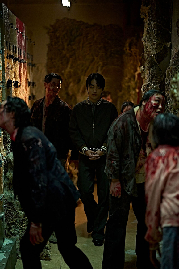 배우 구교환이 영화 '군체'에서 열연하고 있다. [사진=(주)쇼박스]