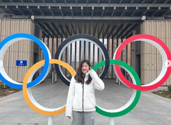 쇼트트랙 이유빈 선수가 올림픽경기장 앞에서 사진을 촬영했다. [사진=RM 인스타그램 ]